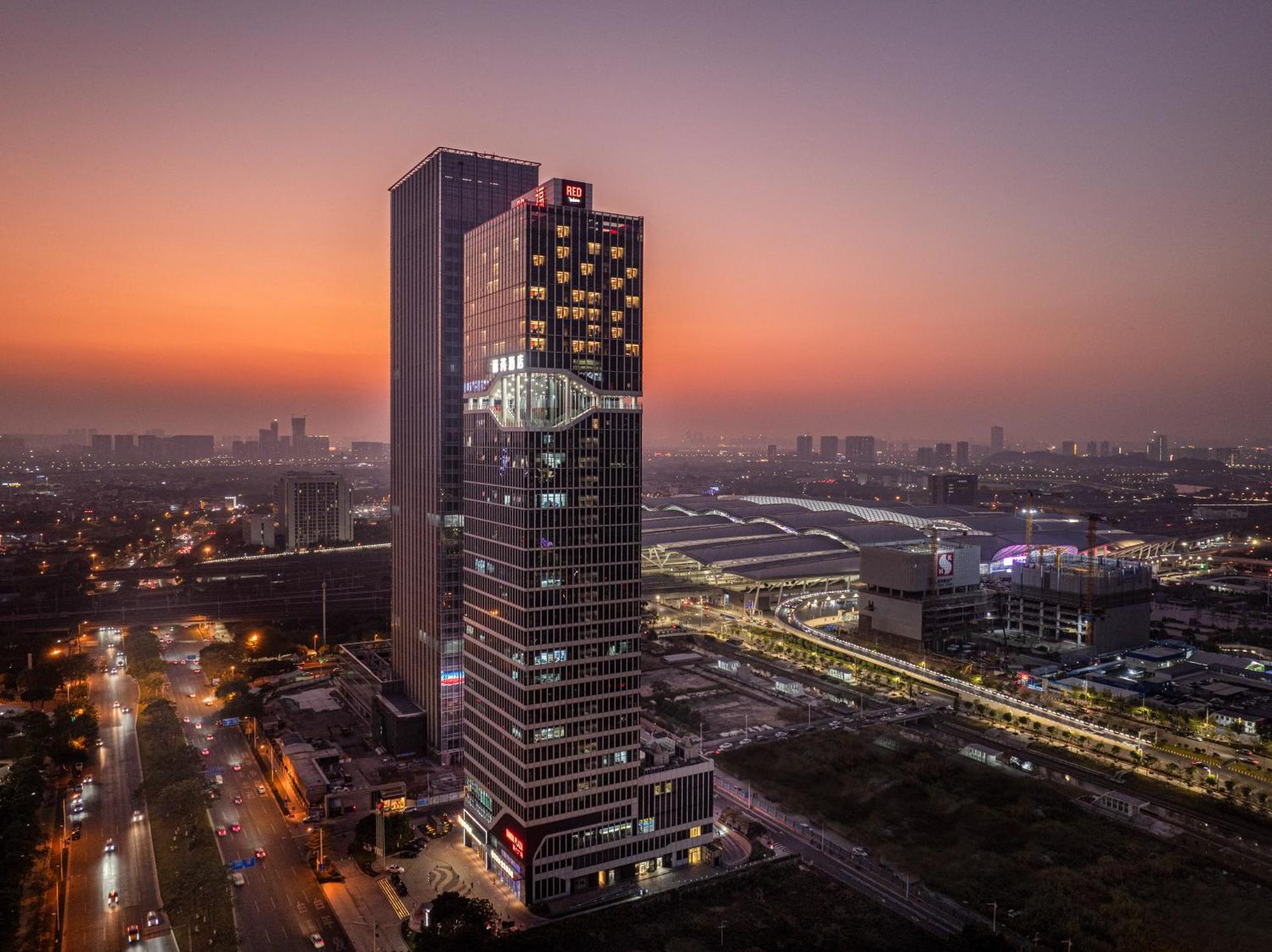 Radisson Red Guangzhou South Railway Station Hotel Exterior foto